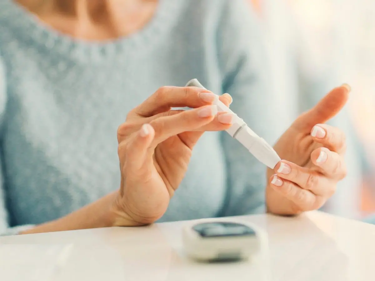 Plato saludable mediterráneo con verduras frescas y aceite de oliva